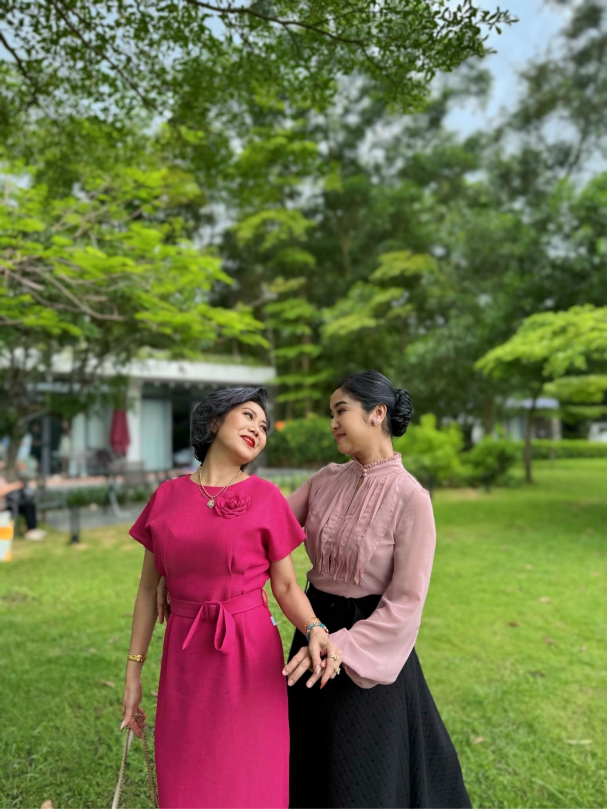 Nghệ sĩ Hương Tươi và NSND Thu Hà.