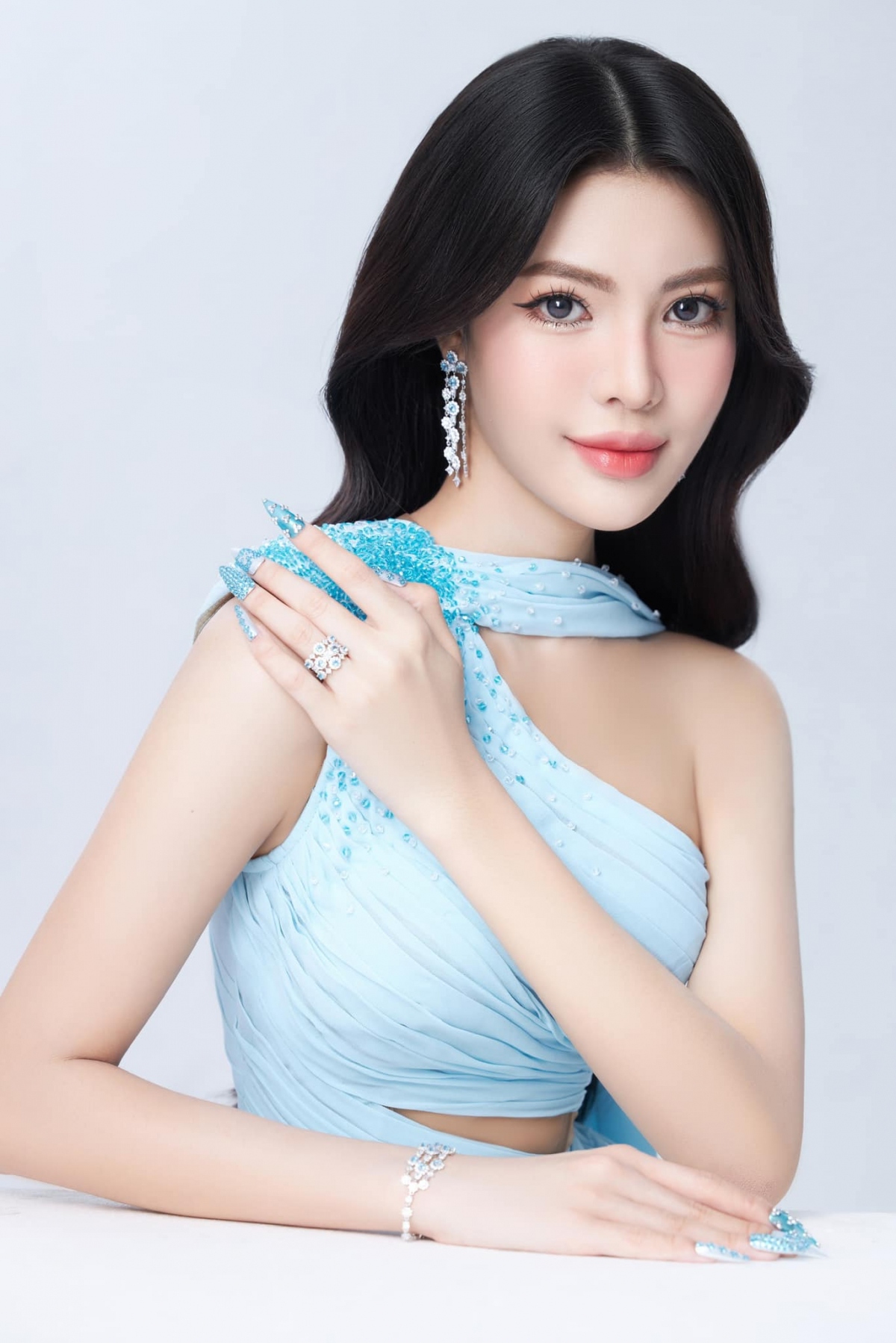 Bộ ảnh profile của Tường San gửi đến Hoa hậu chuyển giới quốc tế 2024 nhận được rất nhiều lời khen ngợi của người hâm mộ. Cô diện thiết kế mang sắc xanh khoe tối đa lợi thế hình thể, lúc thì mang đến vẻ đẹp của một “nữ thần”, lúc lại mang đến hình ảnh của một "nữ chiến binh".