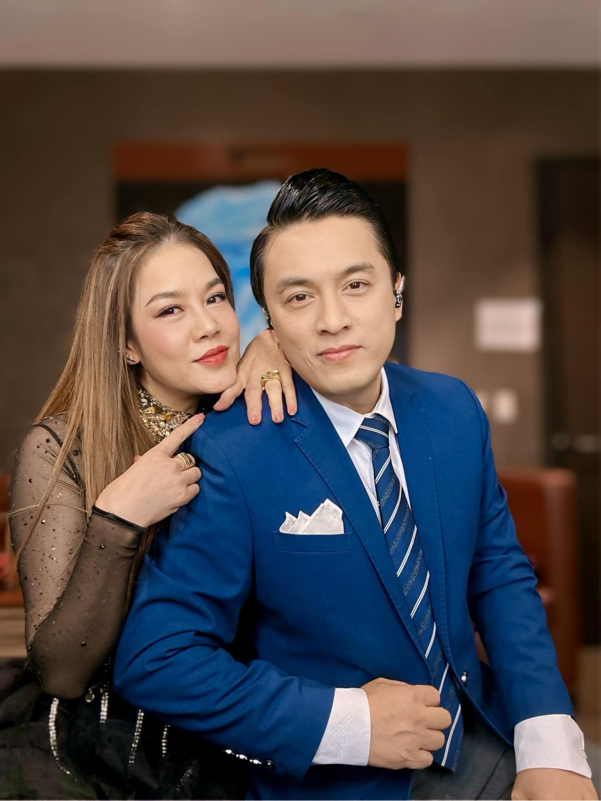 Lam Trường thân thiết bên đàn chị Thu Phương trong hậu trường.