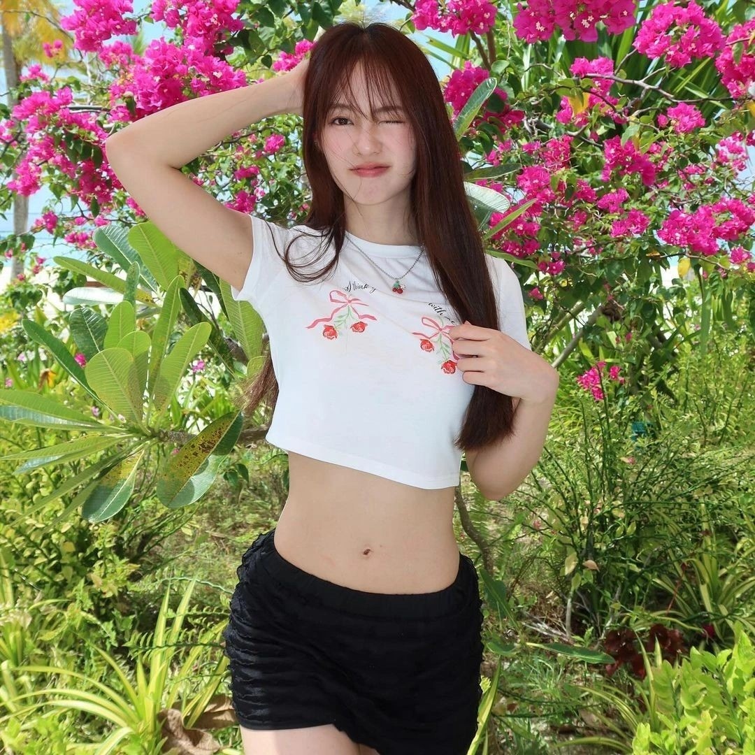 Dù có chiều cao khiêm tốn 1,54m nhưng Pimtha ghi điểm nhờ cách phối đồ, gu ăn mặc trẻ trung, năng động. Cô nàng thường xuyên lựa chọn áo crop top, chân váy chữ A, quần jean, váy body… trong trang phục hàng ngày.