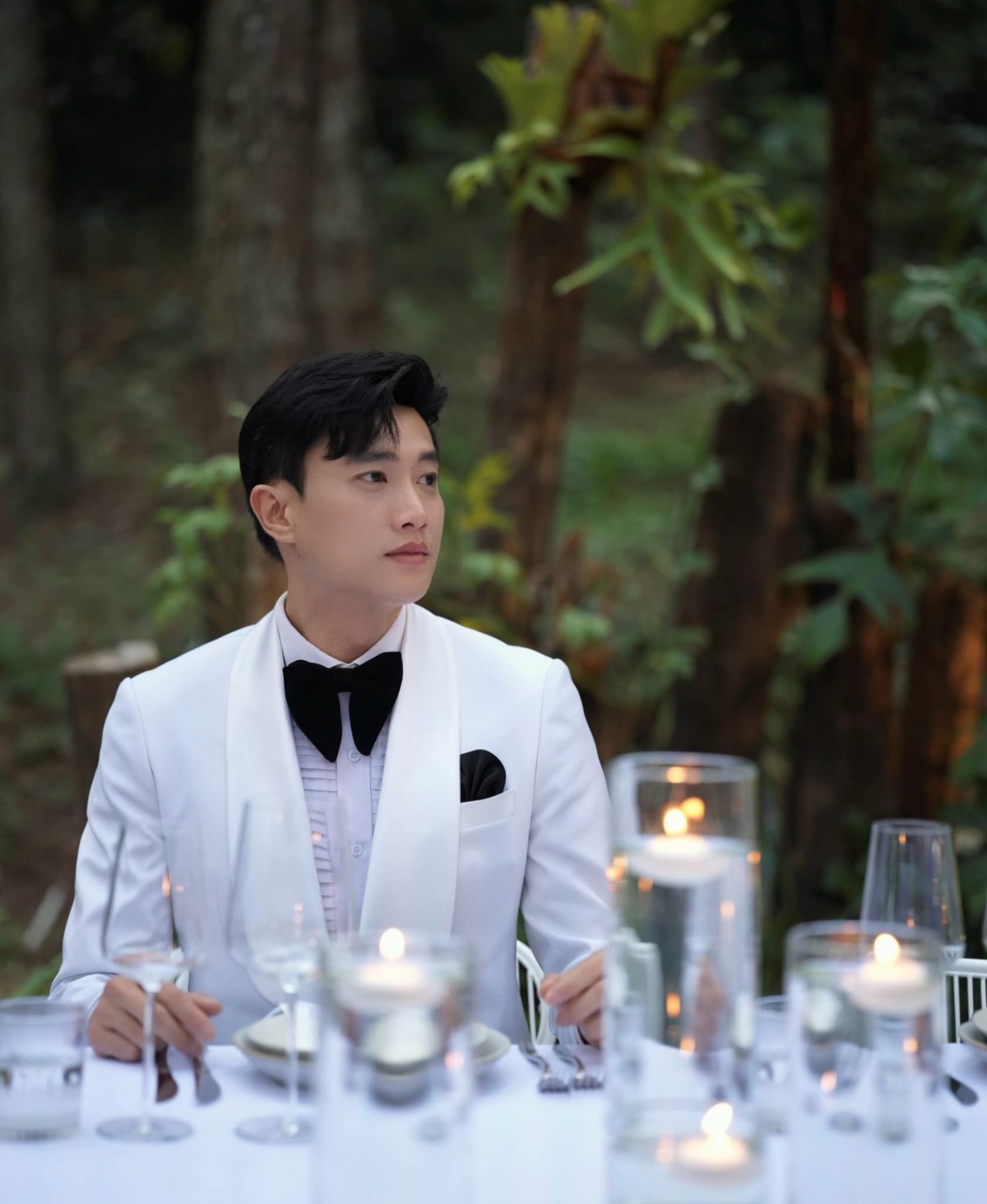 Quốc Trường đẹp trai như chú rể trong bộ vest trắng, nhưng hình như vẫn thiếu cô dâu? “Cô dâu của Trường cái gì cũng tốt, chỉ mỗi một nhược điểm là không uy tín, hứa mãi mà 36 năm rồi vẫn chưa đến”, nam diễn viên than thở.