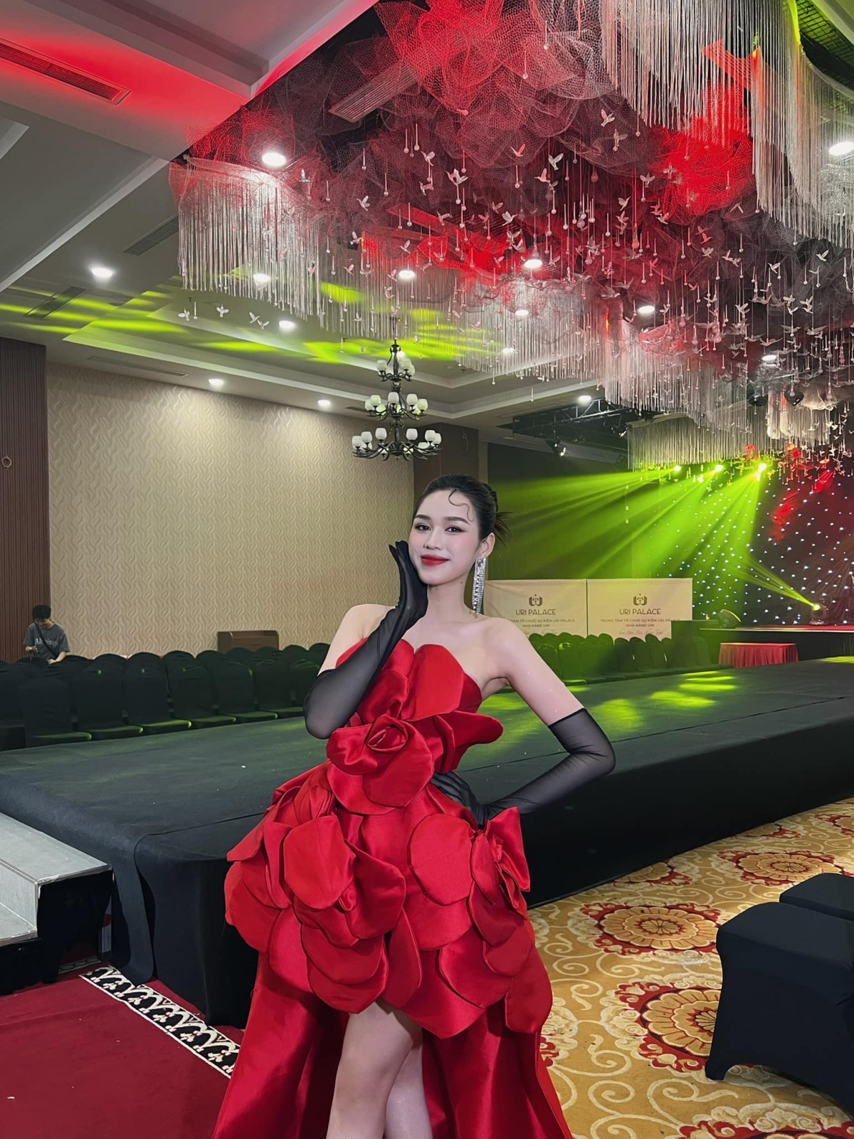 Hoa hậu Đỗ Hà khoe vai trần quyến rũ khi diện chiếc đầm cúp ngực đỏ rực tại một sự kiện ở Bắc Ninh. Thời gian gần đây, người hâm mộ dành nhiều lời khen cho chuyện ăn mặc của nàng hậu xứ Thanh.