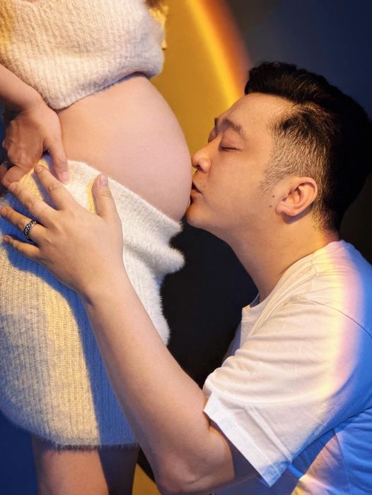 Nam ca sĩ Yanbi hân hoan báo tin bà xã Thu Trang đang mang thai con đầu lòng. Anh hạnh phúc chia sẻ: "Bố không phải là một người giỏi giang, hoàn hảo nhưng chắc chắn sẽ là một người bố tốt và đẹp trai. Chào mừng con đến với thế giới này nhé tiểu thìn".