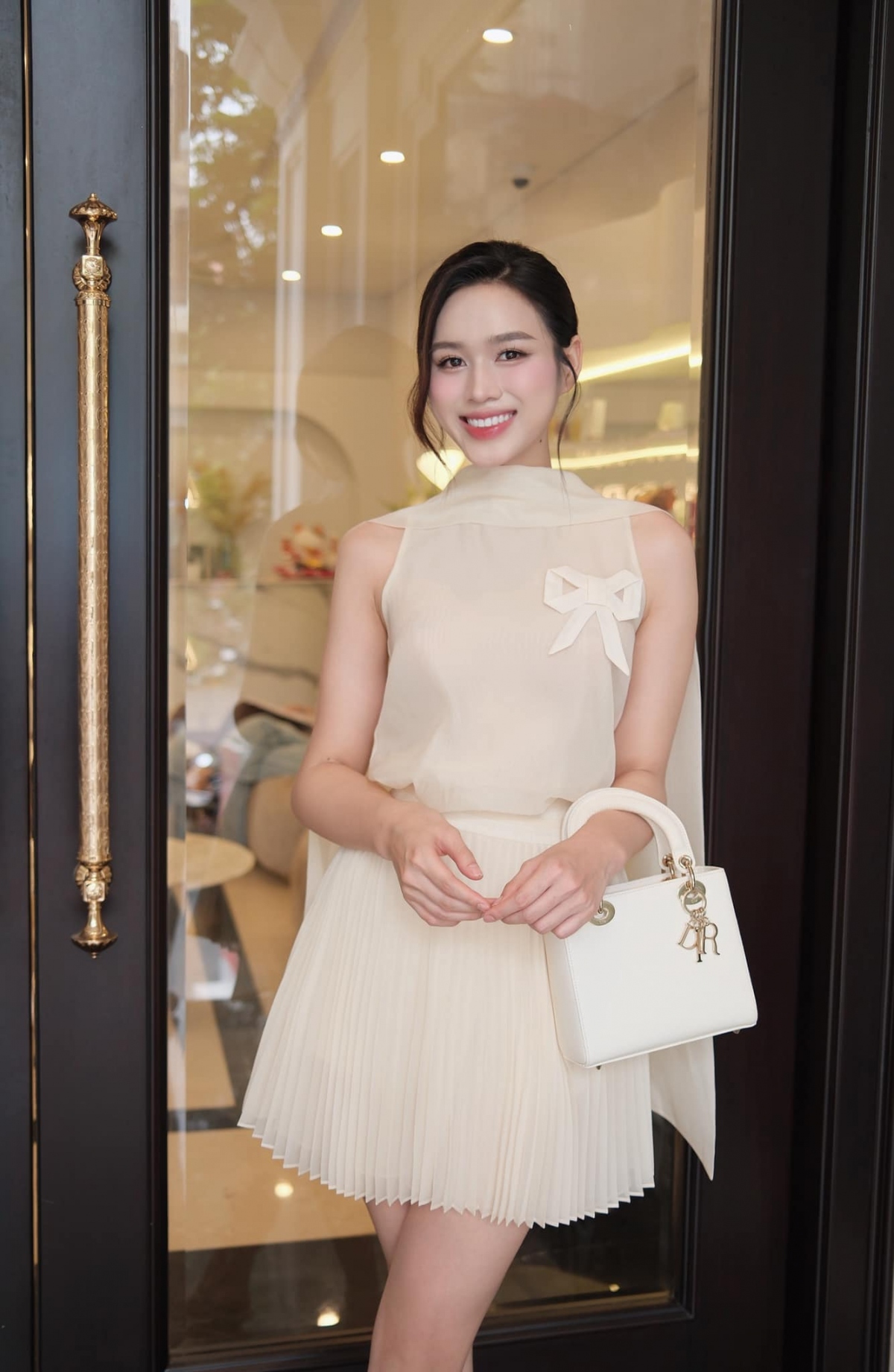Hoa hậu Đỗ Hà dạo phố với chiếc váy trắng điệu đà nữ tính, kết hợp với mẫu túi Lady Dior. Nàng hậu xứ Thanh sở hữu vẻ đẹp trong trẻo, tự nhiên, nụ cười duyên dáng và ngoại hình nổi bật.