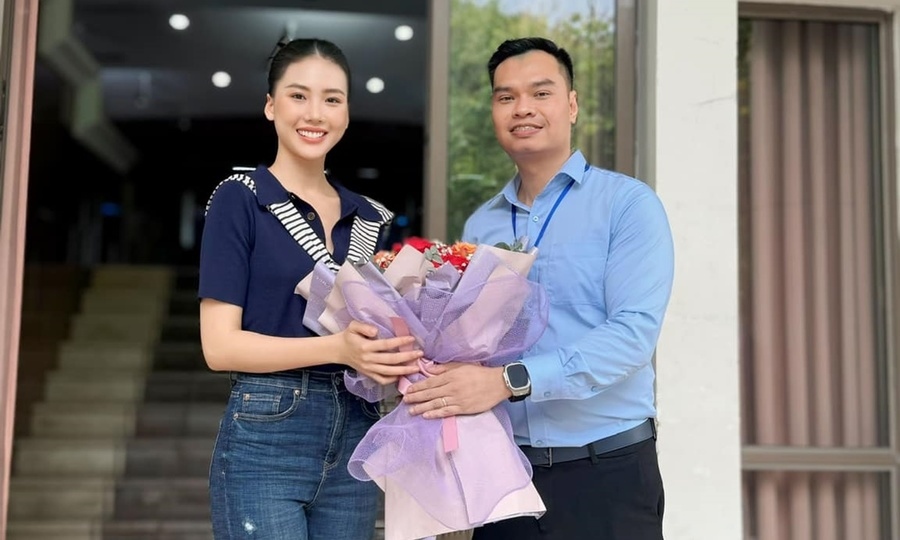 Sau khi thôi học tại Đại học Sân khấu Điện ảnh TP. HCM, Hoa hậu Bùi Quỳnh Hoa vừa trở lại giảng đường ở tuổi 26. Cô theo học chương trình đào tạo từ xa ngành Quản trị kinh doanh của Đại học Kinh tế Quốc dân, cơ sở TP. HCM.