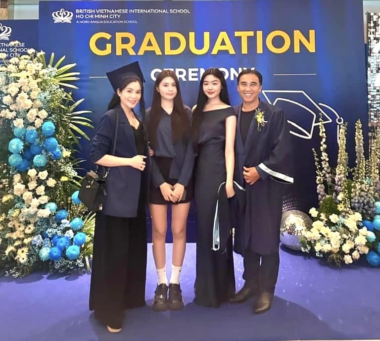 Quyền Linh đăng ảnh gia đình dự lễ tốt nghiệp trung học của con gái lớn Lọ Lem (Thảo Linh). "Cảm giác chưa bao giờ có được, suýt khóc mấy lần. Con gái yêu của ba, ba mong đợi điều này suốt mười mấy năm đưa đón con đến trường. Giờ đây, ước mong đó đã trở thành hiện thực", anh bày tỏ.