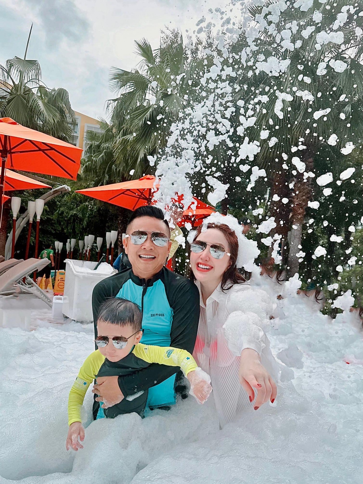Bảo Thy khoe ảnh đùa vui bên chồng và con trai. Những năm gần đây, nữ ca sĩ tập trung cho tổ ấm, hiếm khi xuất hiện trên truyền thông.