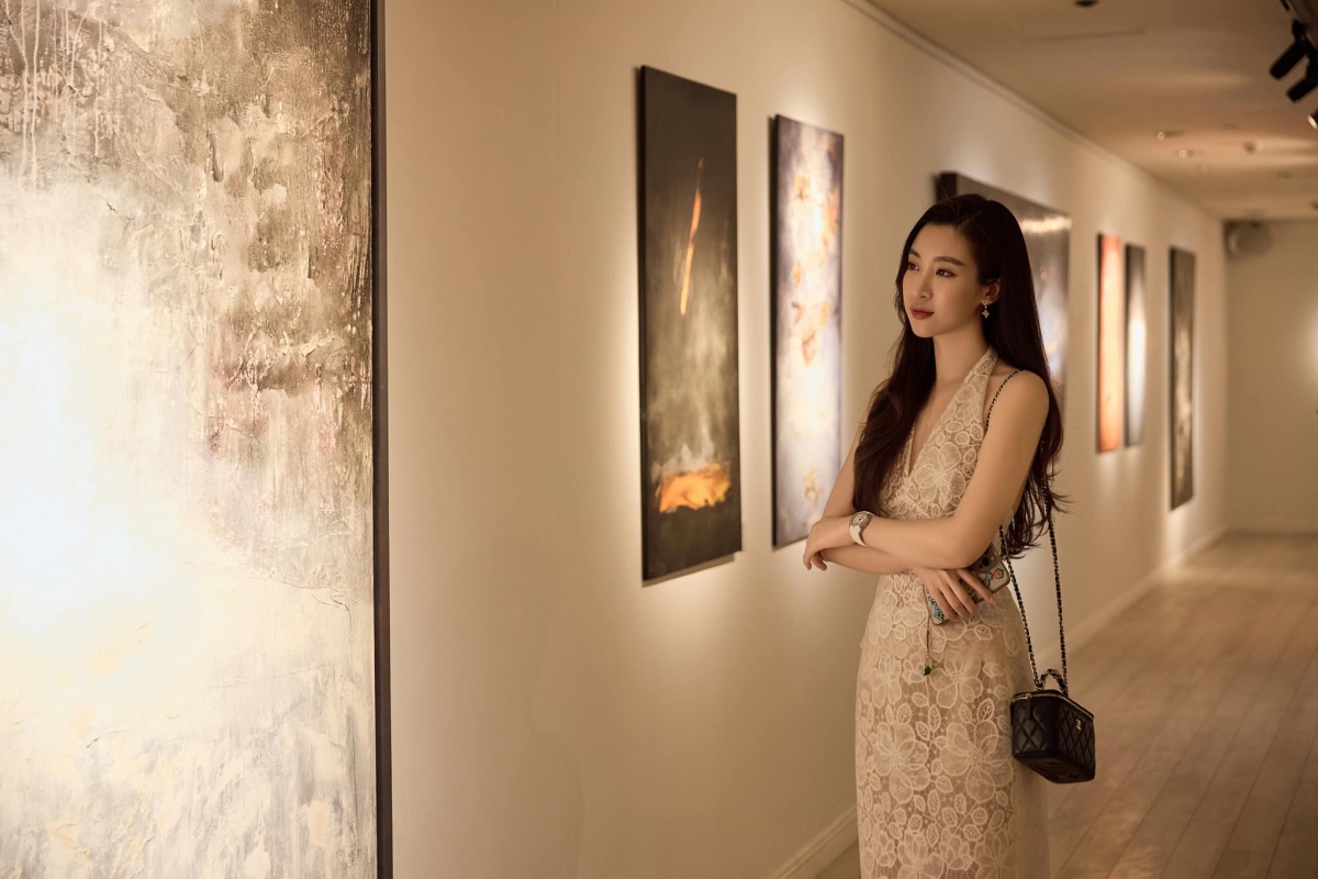 Đỗ Mỹ Linh yêu thích những thiết kế đơn sắc, có màu trung tính như đen, trắng, kem,... Tới dự một triển lãm tại Hà Nội, cô lựa chọn chiếc váy chiết eo, cổ chữ V và khoét lưng sâu. Trang phục này giúp "bà mẹ một con" khoe vóc dáng thanh mảnh cùng làn da trắng sáng, mịn màng. Kiểu tóc đơn giản kết hợp cùng trang điểm nhẹ nhàng tôn lên nét sang trọng của cô.