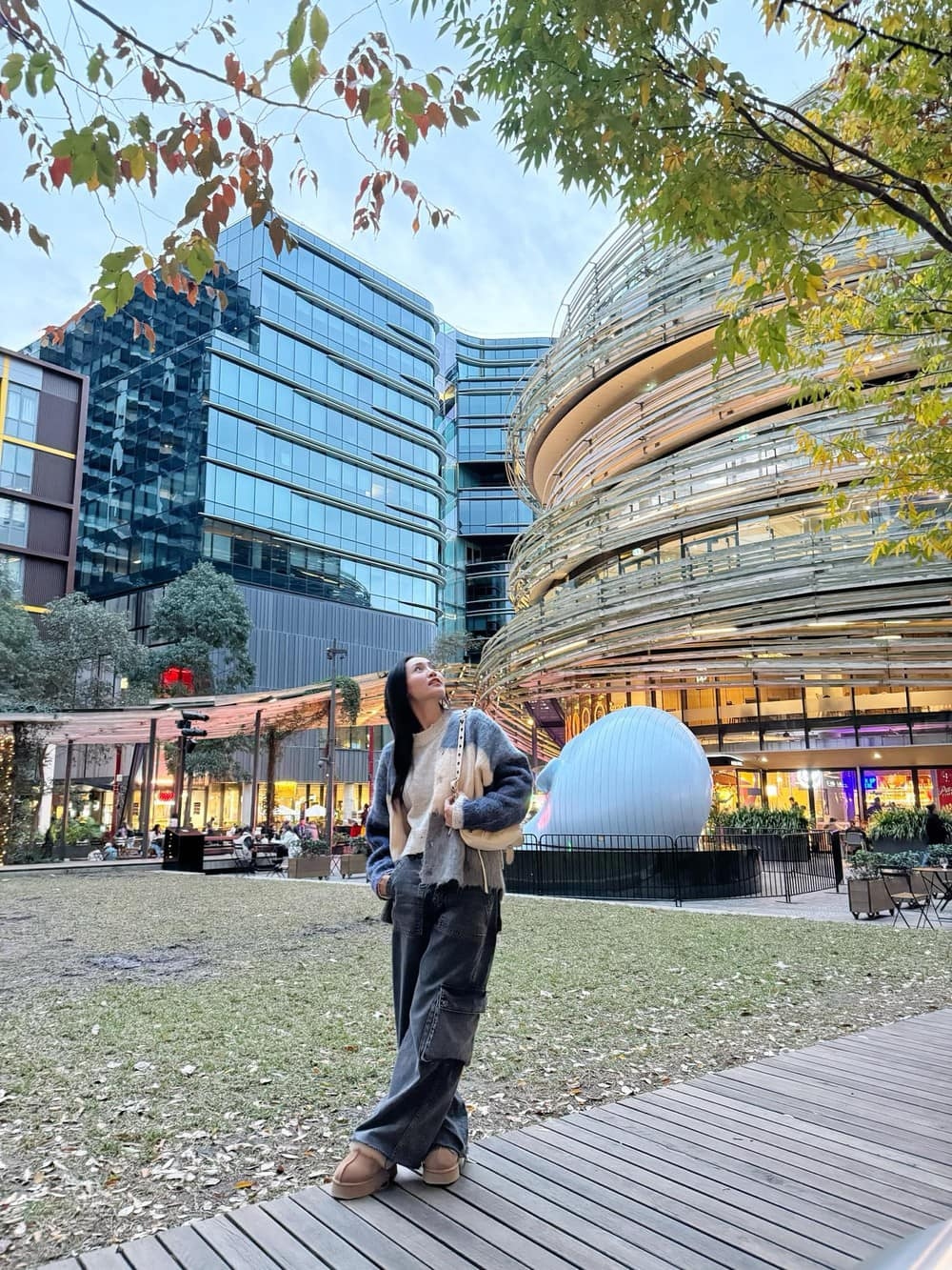Sau khi đặt chân tới Australia, nữ diễn viên vui vẻ cập nhật cuộc sống đời thường tại nước ngoài. Lan Ngọc dành thời gian thăm thú các địa điểm ăn uống, vui chơi.