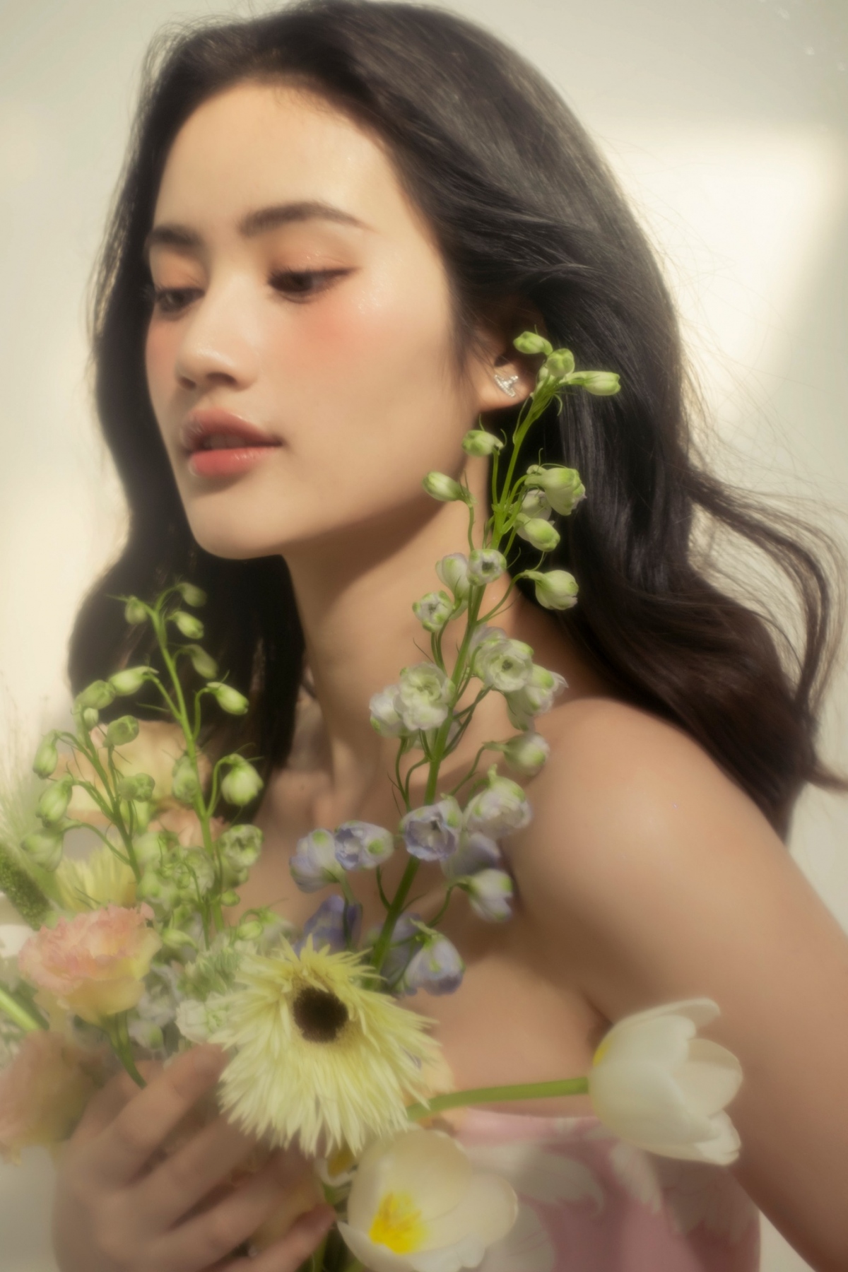 Bên dưới bộ ảnh đón tuổi mới, nhiều đồng nghiệp, nghệ sĩ và người hâm mộ gửi lời chúc mừng sinh nhật tới Ý Nhi. Anh Kiệt - bạn trai của nàng hậu cũng để lại bình luận chúc mừng sinh nhật bạn gái: "Chúc mừng sinh nhật tình yêu của tôi".