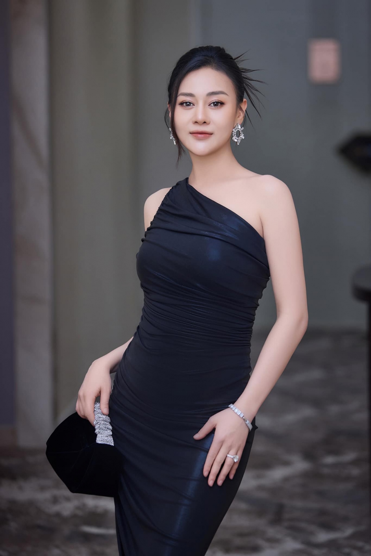 Nữ diễn viên "Hương vị tình thân" cũng chia sẻ bí quyết giảm cân sau sinh. Theo đó, Phương Oanh thường sử dụng yến mạch kết hợp với sữa và ngũ cốc cho bữa ăn sáng. Bột yến mạch là thực phẩm giàu chất xơ giúp người ăn cảm thấy no lâu hơn, từ đó tránh tình trạng ăn vặt. 