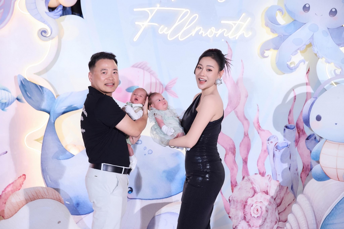 Vợ chồng Phương Oanh - Shark Bình công khai hai con Jenny - Jimmy trong tiệc đầy tháng tổ chức tối 15/6. Hai em bé được bố mẹ cho mặc trang phục màu xanh, không hề quấy khóc khi lên sân khấu. Được biết, Shark Bình chính là người lên ý tưởng cho bữa tiệc. Hai con của vị doanh nhân và vợ cũ cũng góp mặt trong tiệc đầy tháng hai em bé.