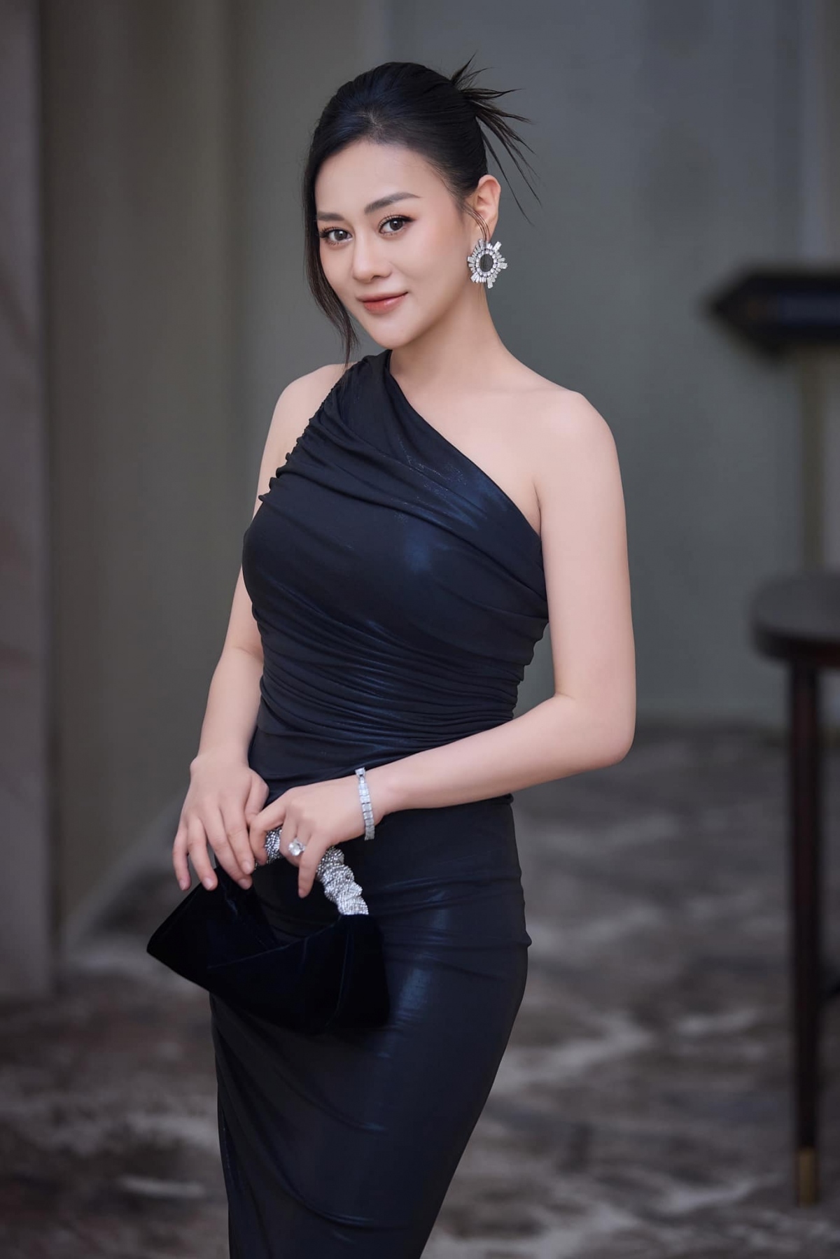 Phương Oanh khoe dáng chuẩn khi diện váy bó ôm sát trong tiệc đầy tháng hai con Jimmy &amp; Jenny. Vợ Shark Bình gần như đã lấy lại vóc dáng như trước chỉ sau 1 tháng sinh con.
