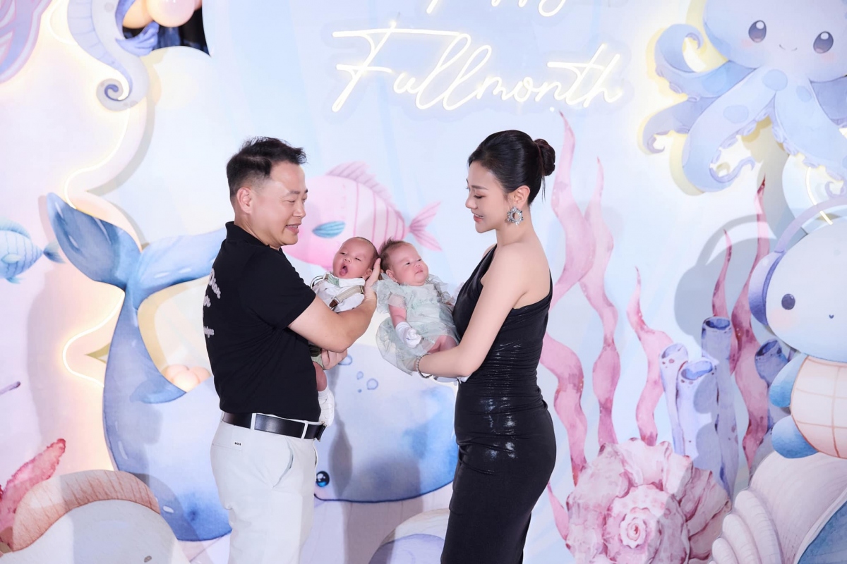 Tại bữa tiệc, Shark Bình đã đọc thư gửi cho hai con khiến Phương Oanh xúc động rơi nước mắt. Các khách mời đều nhận xét bé trai Jimmy giống hệt bố còn bé gái Jenny giống hệt mẹ.