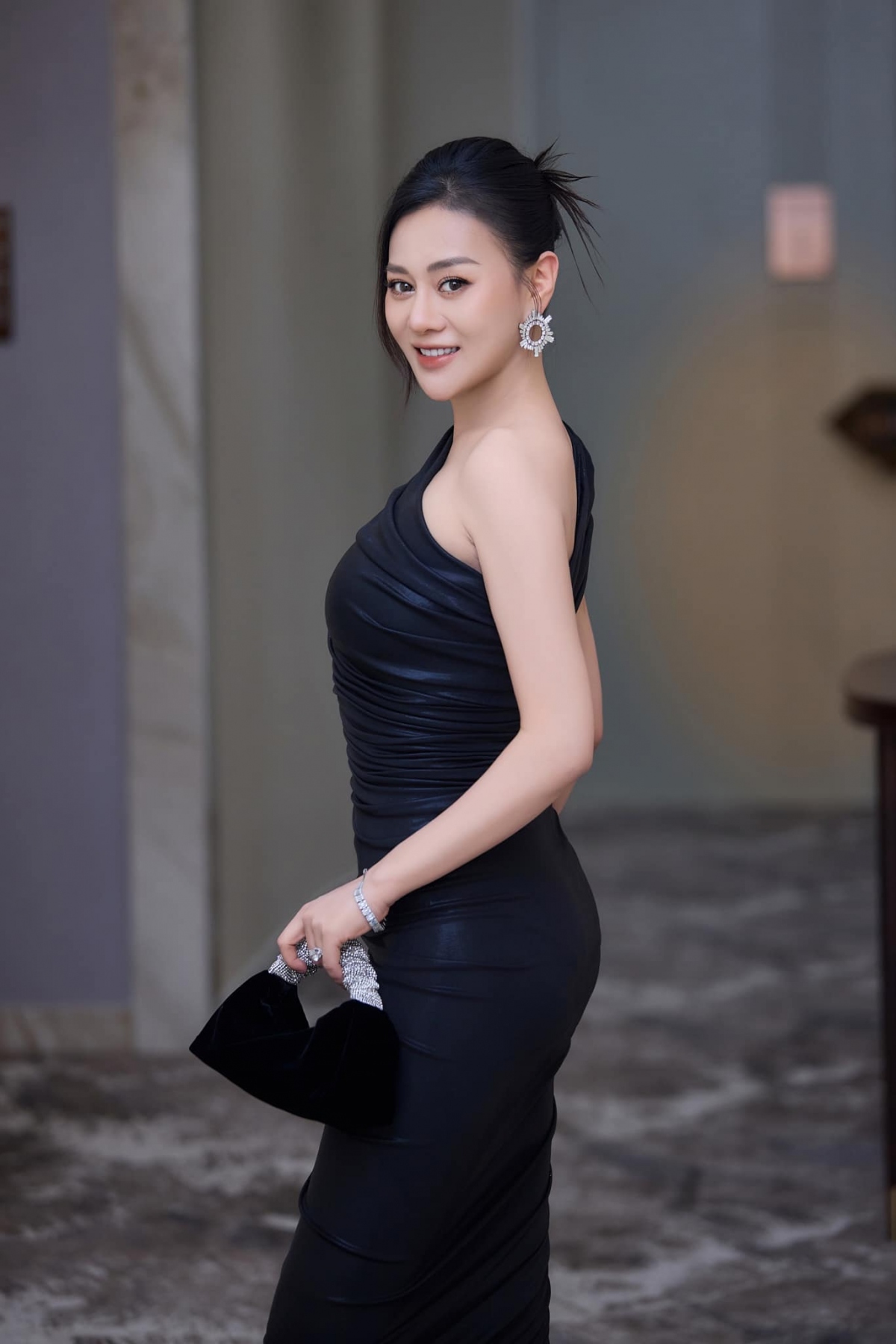 Trước đó, trong quá trình mang thai đôi, Phương Oanh tăng gần 20kg. Tuy vậy, nữ diễn viên lại không hề để lộ bất kỳ dấu hiệu rạn da nào. Phương Oanh mong muốn sớm lấy lại được vóc dáng để tự tin trở lại công việc diễn xuất. Hồi cuối tháng 4, dù sắp tới ngày sinh nhưng nữ diễn viên vẫn thu xếp tham gia loạt phim ngắn ngoại truyện của VFC.