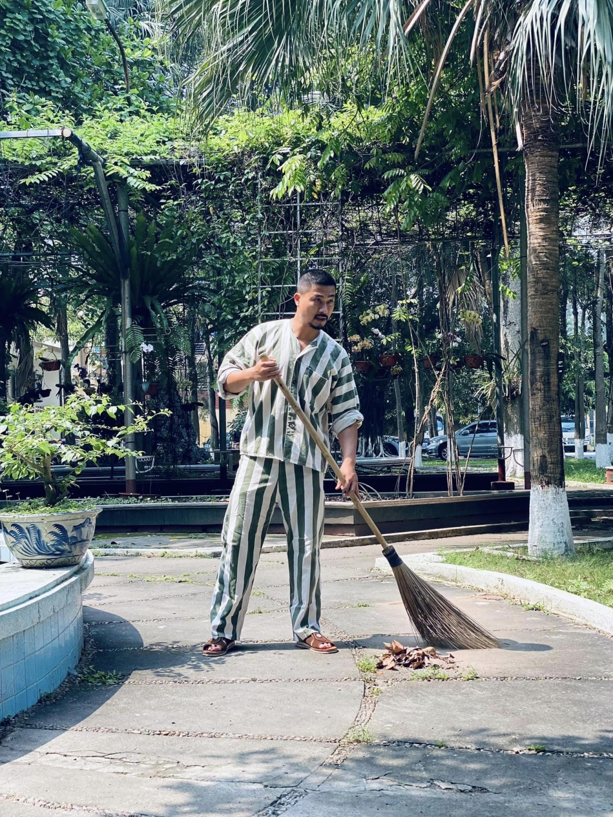 Duy Hưng đăng ảnh mặc áo tù kèm chú thích “Dòng đời xô đẩy”. Nam diễn viên phim “Người một nhà” vốn quen thuộc với những vai diễn đầu gấu, xã hội đen.