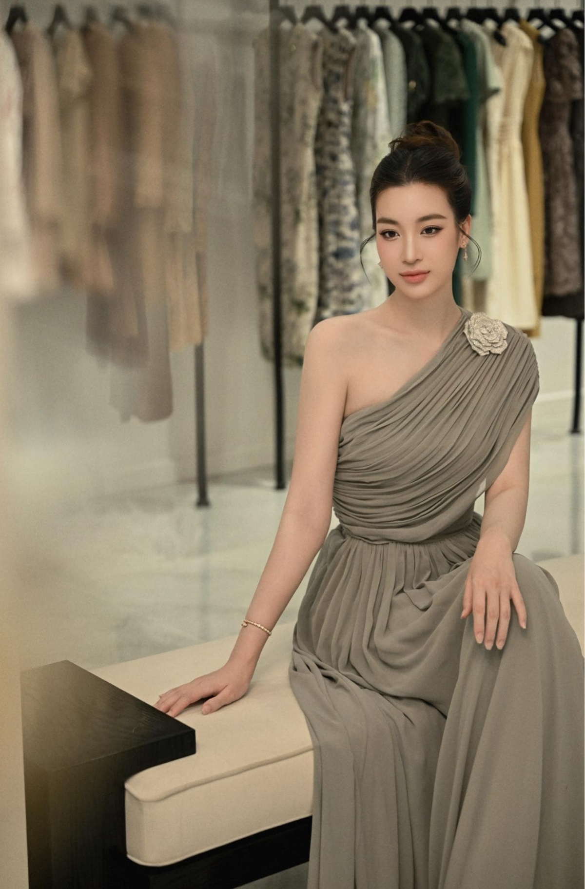 Dù chọn những trang phục kín đáo, không sexy, nhưng Đỗ Mỹ Linh vẫn giữ được vẻ xinh đẹp, quyến rũ. Trong một sự kiện gần đây, Đỗ Mỹ Linh diện một chiếc váy xếp nếp màu trung tính với điểm nhấn là chi tiết lệch vai tôn xương quai xanh. Kiểu trang điểm phù hợp cùng kiểu tóc búi cao làm tăng nét sang trọng của nàng hậu.