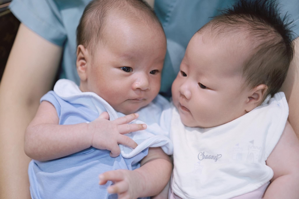 Phương Oanh khoe cặp song sinh: “Thêm 1 cuộc tâm sự mỏng của hai thanh niên hơn 5 tuần tuổi về việc được mẹ giải phóng khỏi nhộng chũn, bao tay chân và cái kết của mẹ”.