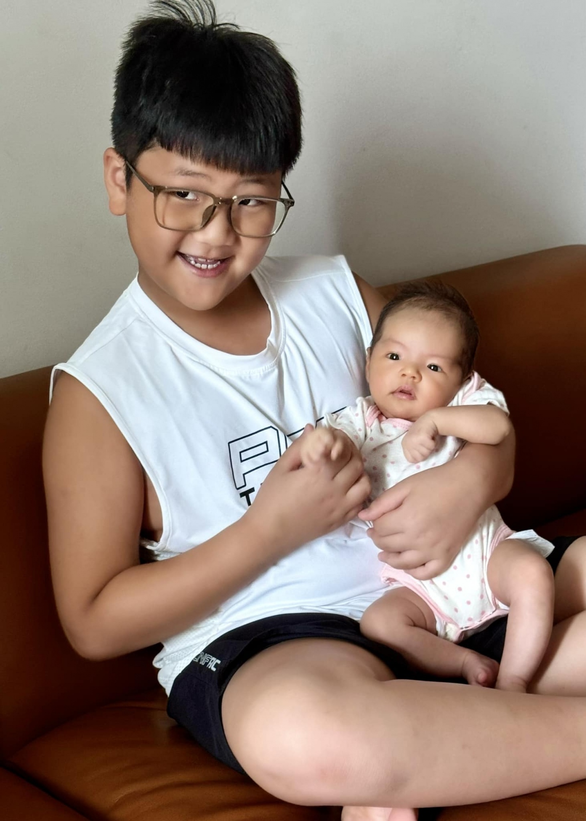 Thu Quỳnh đăng ảnh 2 con cùng trạng thái: “Ngắm 2 đứa nó mình thấy mình cũng siêu thật. Chớp mắt thấy 1 nách 2 con”.