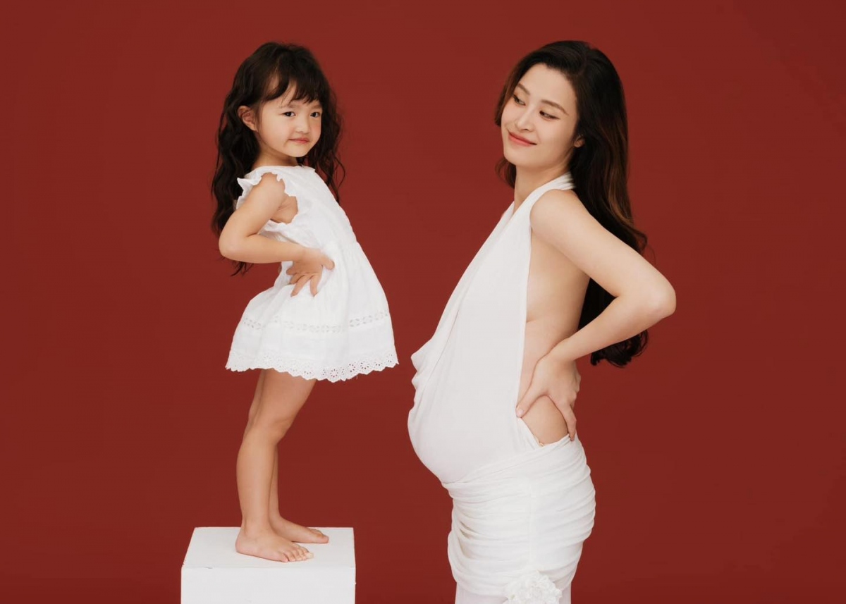 Đông Nhi khoe ảnh chụp cùng con gái Winnie cực đáng yêu. Mẹ bầu tâm sự: "Từ ngày biết được mình sắp làm chị lớn, con sốt sắng đến lạ, đêm nào cũng hôn, chúc em ngủ ngon, ngày thì vuốt ve âu yếm, có đồ chơi mới, đồ ăn ngon đều để dành cho em như thể con và em đã gắn kết với nhau từ rất lâu. Bỗng dưng trưởng thành lúc nào mẹ không hay biết".