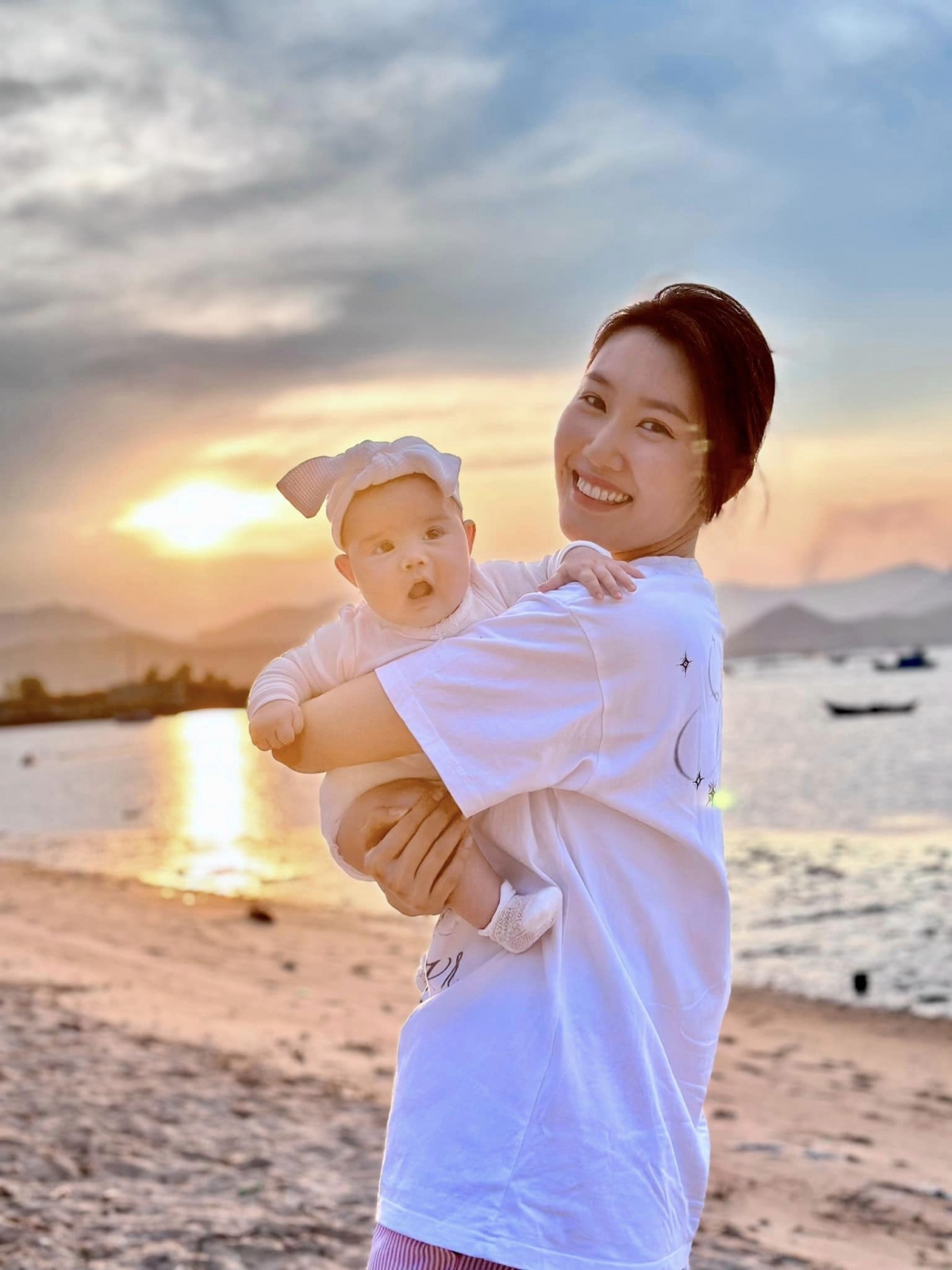  Thúy Ngân công khai con gái nuôi trên tài khoản cá nhân. Được biết nhóc tỳ này là con của người bạn thân thiết với nữ diễn viên. Không chỉ khoe ảnh ái nữ, người đẹp còn hạnh phúc nói thêm: "Chúc mừng ba nha. Rosa bị các mẹ nuôi hôn quá xệ má luôn. Chưa gì mà chân dài sọc rồi. Quá là yêu". 