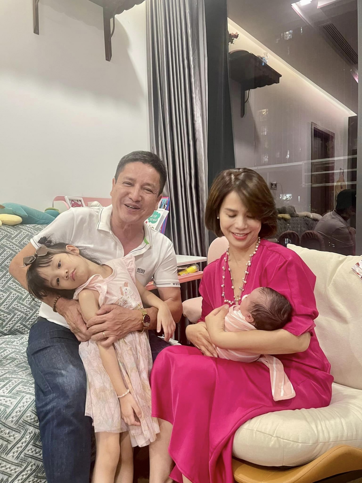 NSƯT Chí Trung thông báo vừa chào đón thành viên mới là cháu nội thứ hai. “Cháu nội thứ hai của tôi, tên ở nhà là bé Jun, mới đầy tháng tuổi. Cháu ăn uống, ngủ nghỉ khác hẳn chị gái, rất nguyên tắc giống ông nội. Hy vọng lớn lên múa hát xinh đẹp như chị nhưng ăn uống ngủ nghỉ thì như ông nhé!”, NSƯT Chí Trung chia sẻ. (Nguồn: FBNV)