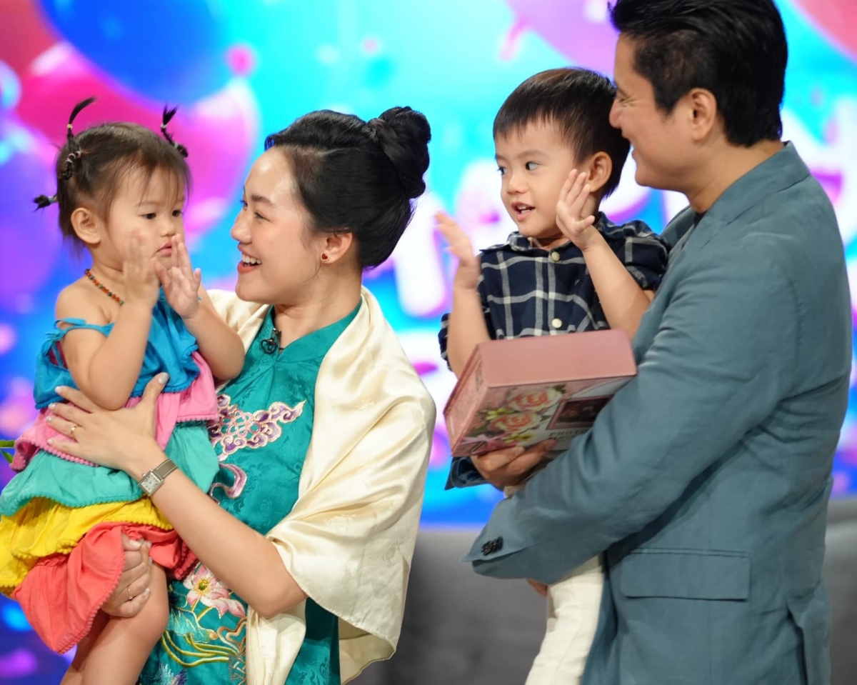 MC Hà Khánh Vân quyết định nghỉ việc ở VTV sau 4 năm gắn bó để theo chồng nhạc trưởng vào TPHCM sinh sống. Hiện giờ, cô có cuộc hôn nhân hạnh phúc với người đàn ông hơn 15 tuổi.