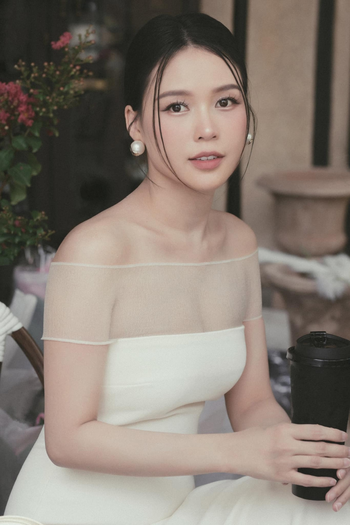 Trong loạt ảnh mới xinh đẹp sau khi sinh con đầu lòng, Sam chia sẻ: "Lâu lâu được trốn con đi cà phê, nên em lỡ lên đồ hơi quá". Sau 4 tháng sinh con, nữ diễn viên đã nhanh chóng lấy lại sắc vóc thanh mảnh như thời "gái còn son".