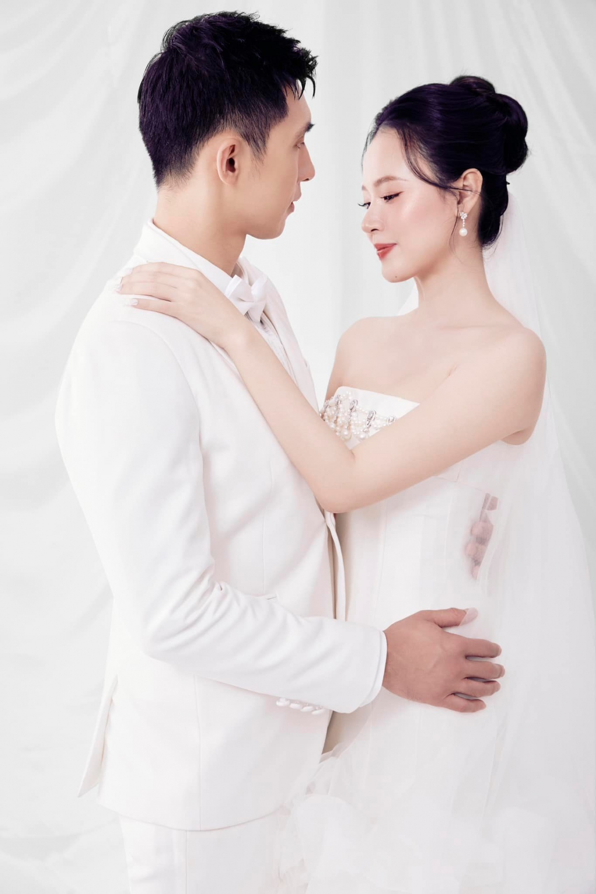 Midu còn đặt hàng chục nghìn bông hoa tươi để phủ khắp lối đi, bàn tiệc.