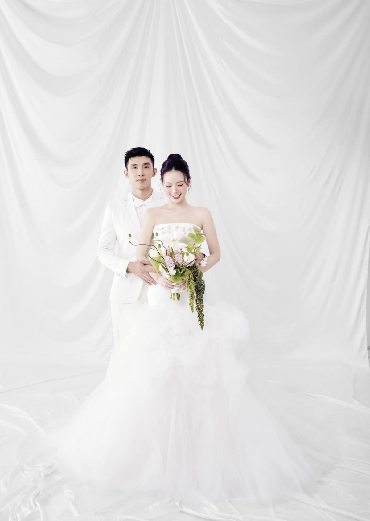 Midu và ông xã tình tứ trong loạt ảnh cưới.