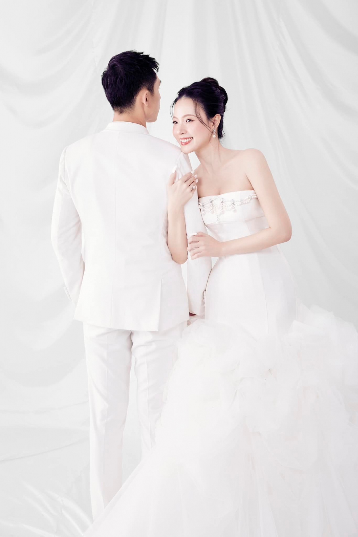 Trước đó, Midu đã hé lộ về không gian tiệc cưới sang trọng. Cô dâu, chú rể thuê trọn khu vực tổ chức đám cưới, trang trí liên tục bốn ngày đêm.