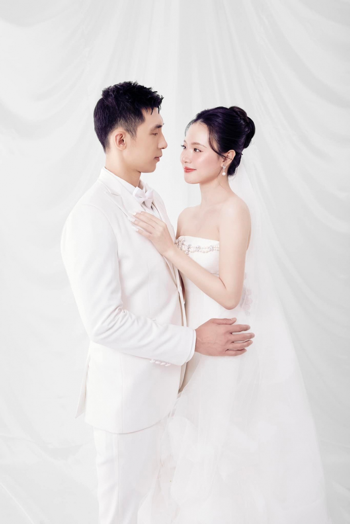 Ngay trước hôn lễ, Midu khoe bộ ảnh cưới cuối cùng bên ông xã thiếu gia.