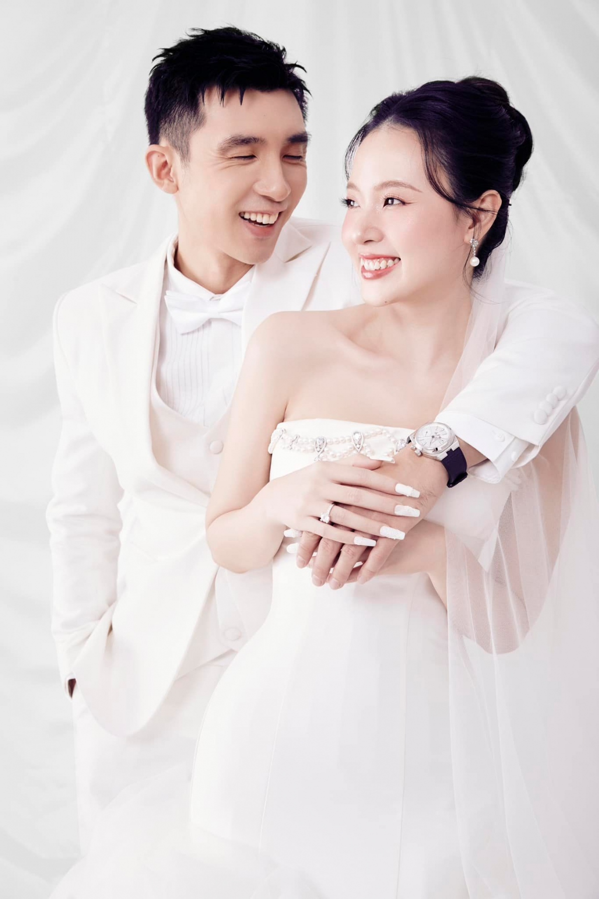 Midu nhắn nhủ: "Bộ hình cuối cùng trước thời khắc quan trọng, lấy cảm hứng từ mùa đông và chiếc váy cưới mang tên Hoa tuyết trắng. Cô dâu hẹn gặp mọi người tối nay".