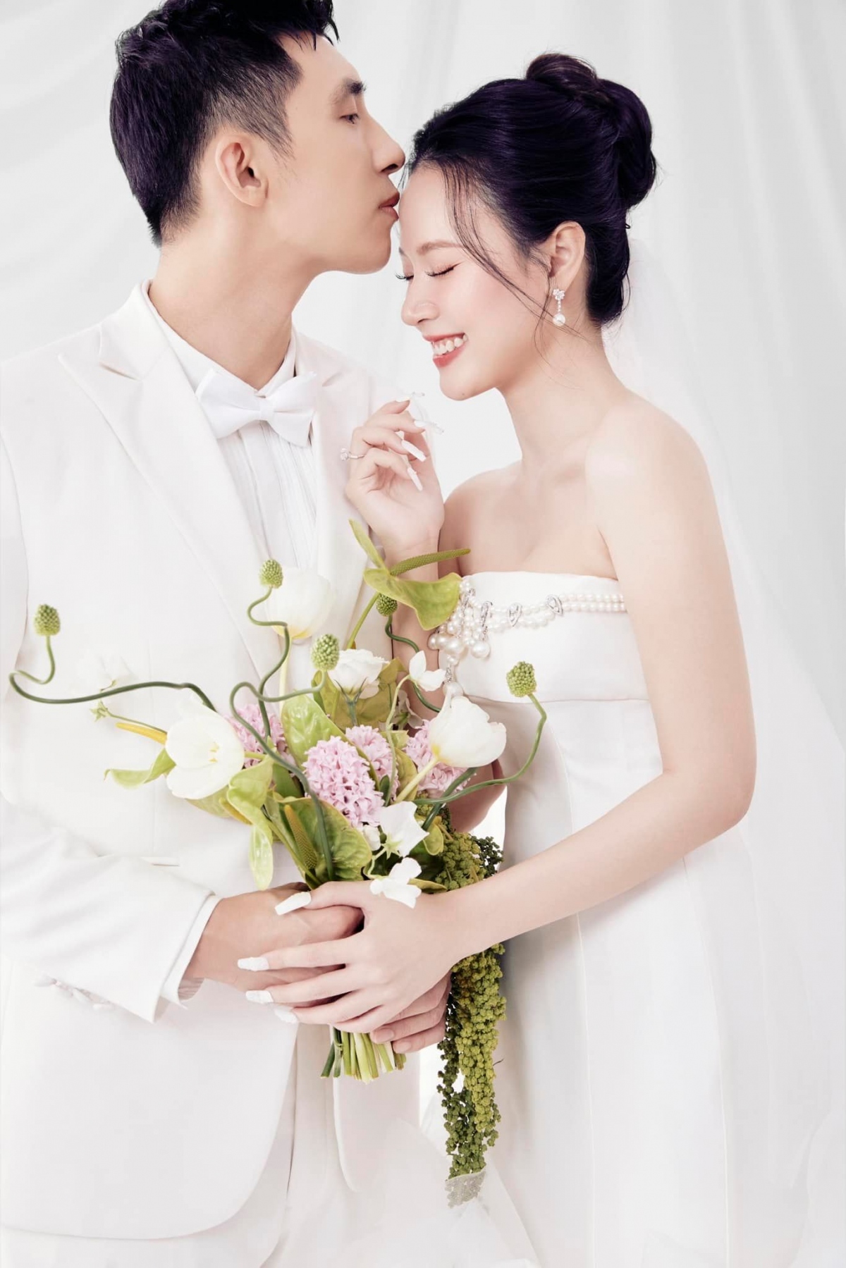 Theo yêu cầu từ cô dâu - chú rể, khách mời sẽ diện trang phục với 2 tông màu trắng - đen. Đồng thời không đưa theo trẻ em và phải xác nhận tham dự hay không thông qua mã QR.