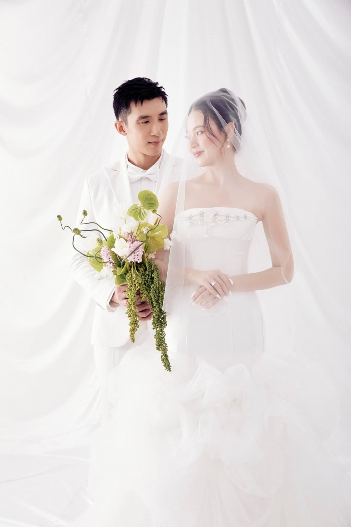 Cô dâu Midu diện váy cưới khoe vai trần gợi cảm.