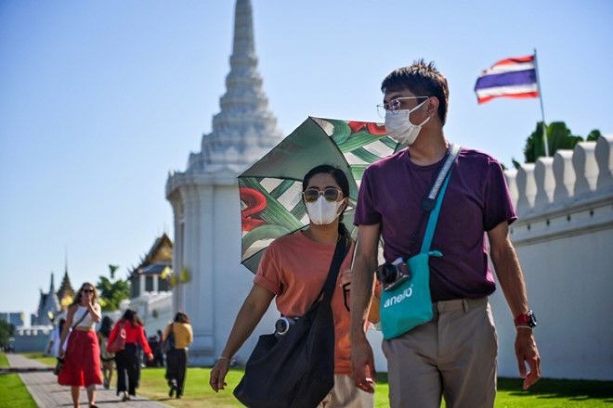 Du khách ghé thăm Hoàng cung tại thủ đô Bangkok.
