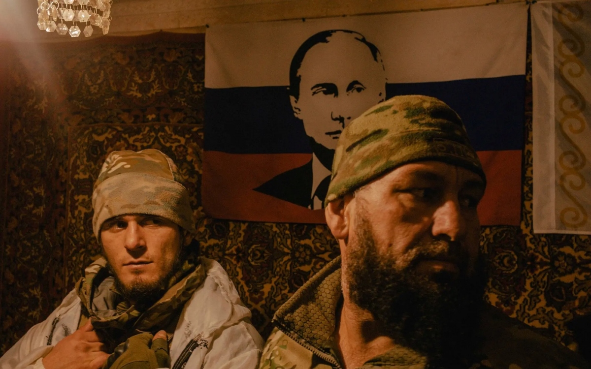 Chân dung Tổng thống Nga Putin bên cạnh những người lính Chechnya.