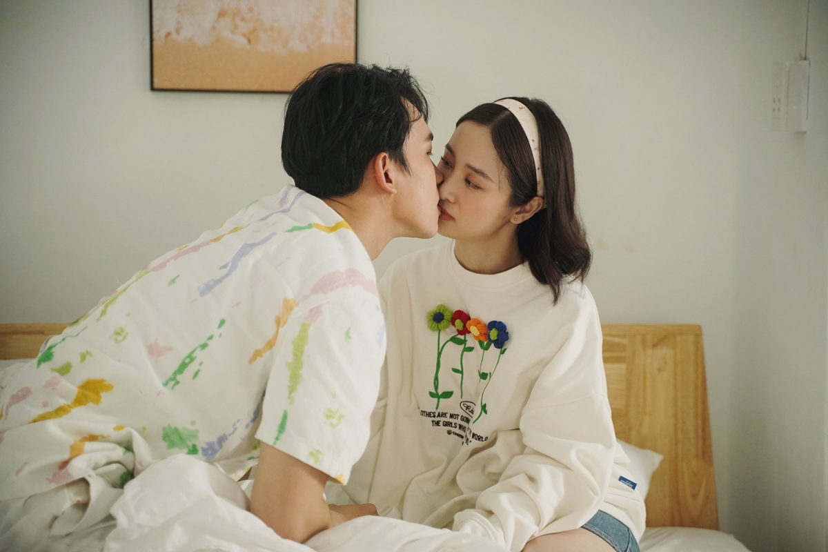 Tái hợp sau 10 năm, Võ Cảnh liền có cảnh ôm hôn với Jun Vũ.