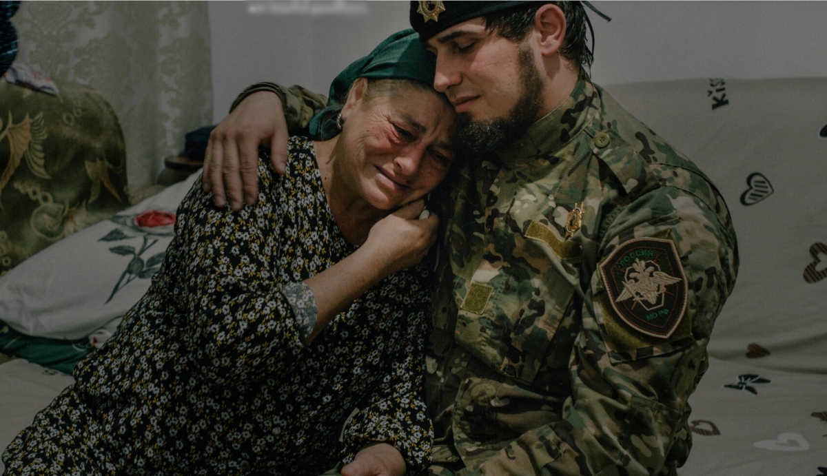 Một lính trẻ Chechnya vỗ về người mẹ của mình trước lúc anh lên đường sang Ukraine tham chiến.