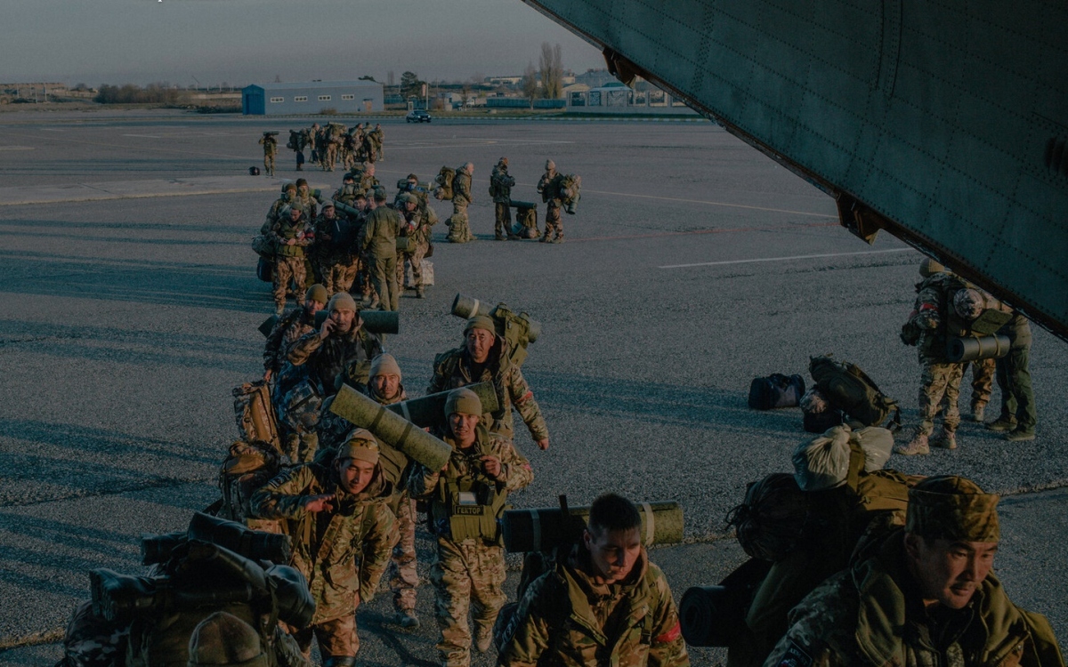 Tư trang đầy đủ, những người lính Chechnya bước lên máy bay vận tải quân sự.