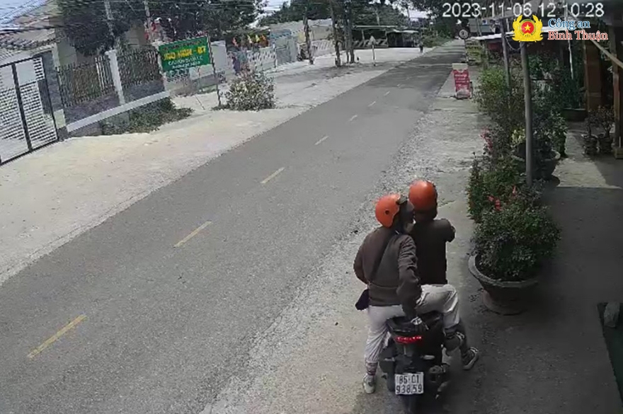 Đôi nam nữ vào quán tạp hoá được trích xuất từ camera an ninh
