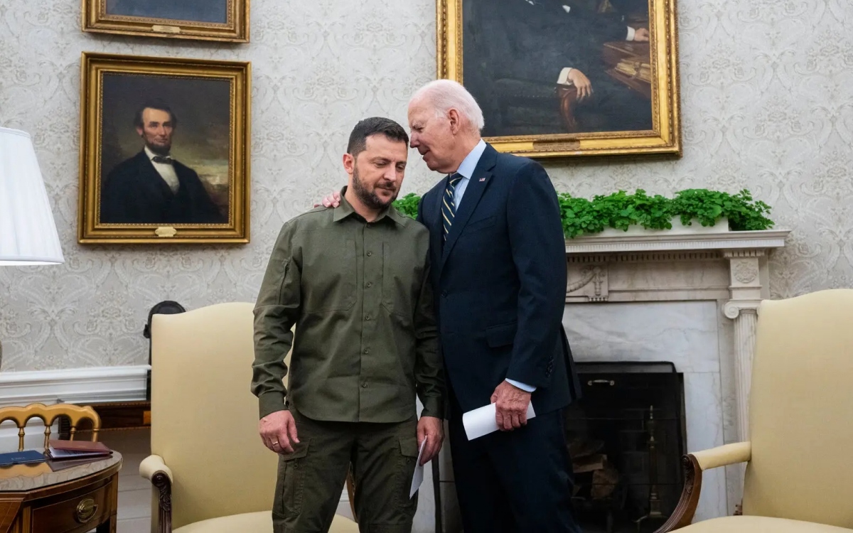 Tổng thống Ukraine Zelensky (trái) và người đồng cấp Mỹ Biden. Ảnh: Nytimes.