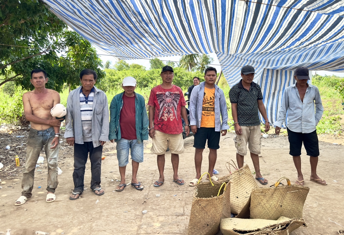 Các đối tượng đá gà ăn tiền bị Công an bắt quả tang. Ảnh: Trọng Nguyễn