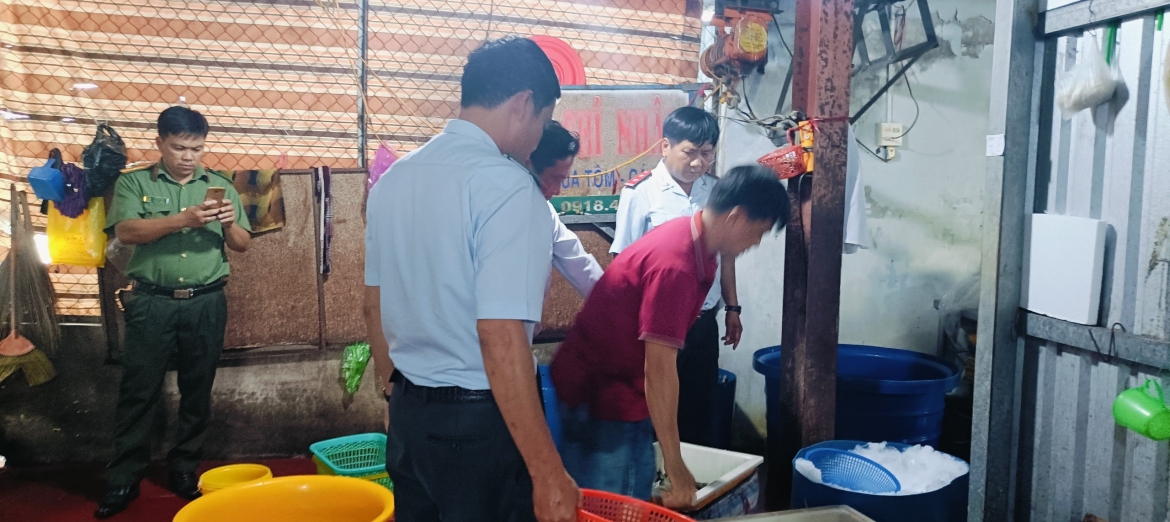 Cơ sở đang cho công nhân thực hiện hành vi bơm tạp chất vào tôm bị ngành chức năng bắt quả tang.