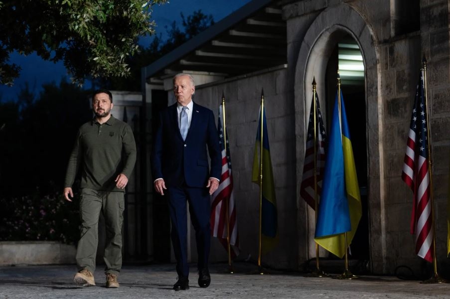 Tổng thống Ukraine Volodymyr Zelensky và Tổng thống Mỹ Joe Biden. Ảnh: New York Times