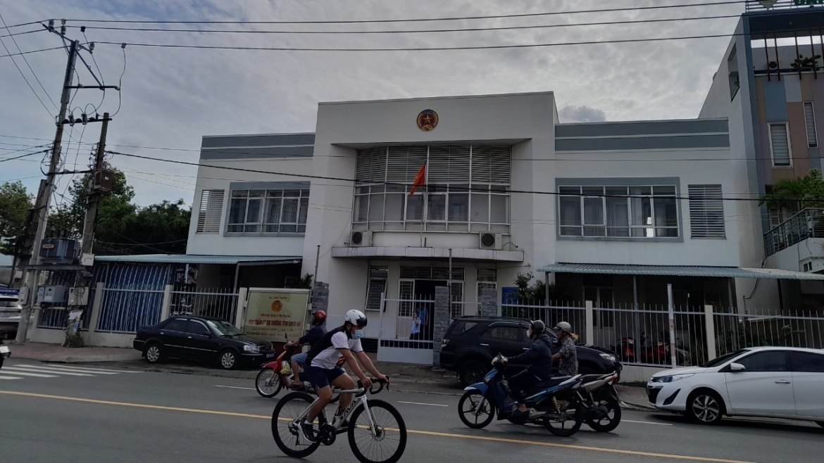 Cục Quản lý thị trường tỉnh Long An thông báo tạm đình chỉ sử dụng thẻ kiểm tra thị trường của 4 công chức (Ảnh: Nguyễn Quang)