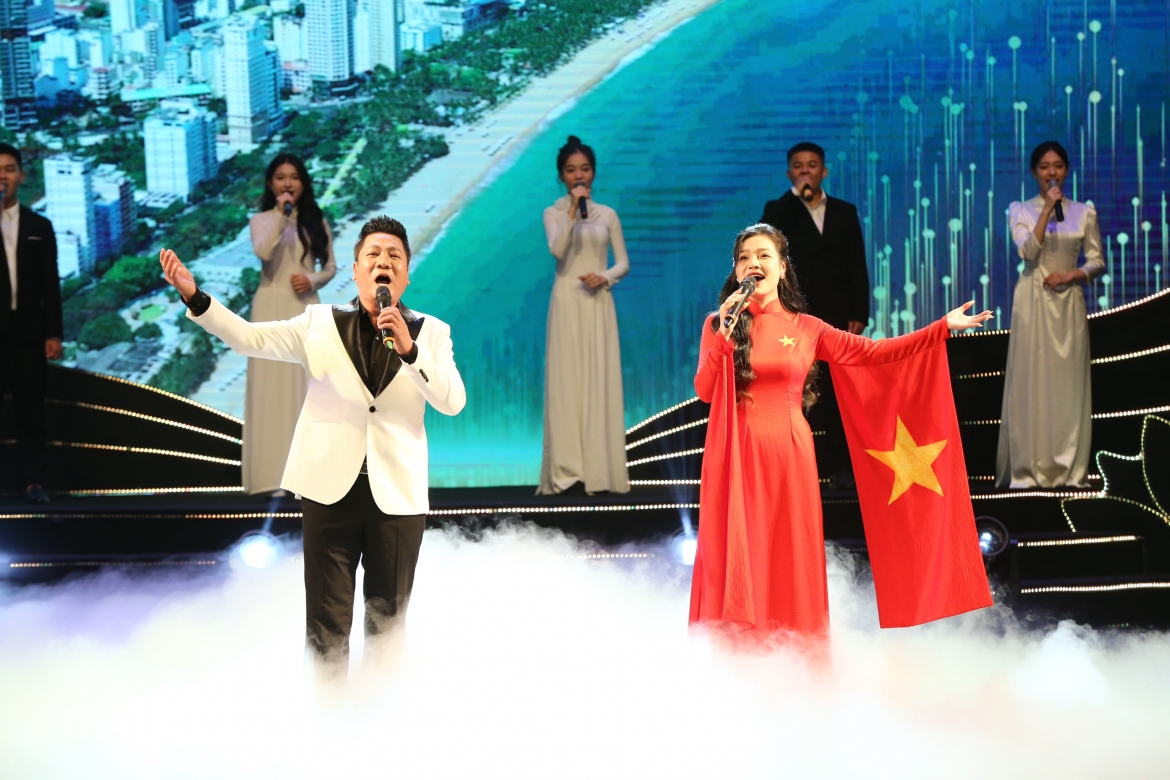 Tổng đạo diễn chương trình, NSND Quốc Hưng cho biết, "Việt Nam - Khát vọng vươn xa" như tiếng lòng tri ân sâu sắc của thế hệ hôm nay dâng lên Chủ tịch Hồ Chí Minh.