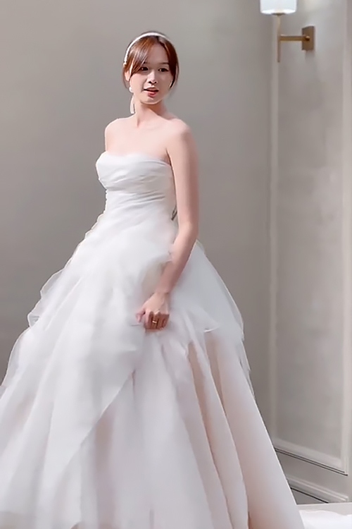 Diễn viên Anh Phạm - vợ sắp cưới của Anh Đức - khoe vẻ đẹp trong trẻo khi thử mẫu đầm dáng quây xòe rộng như công chúa.