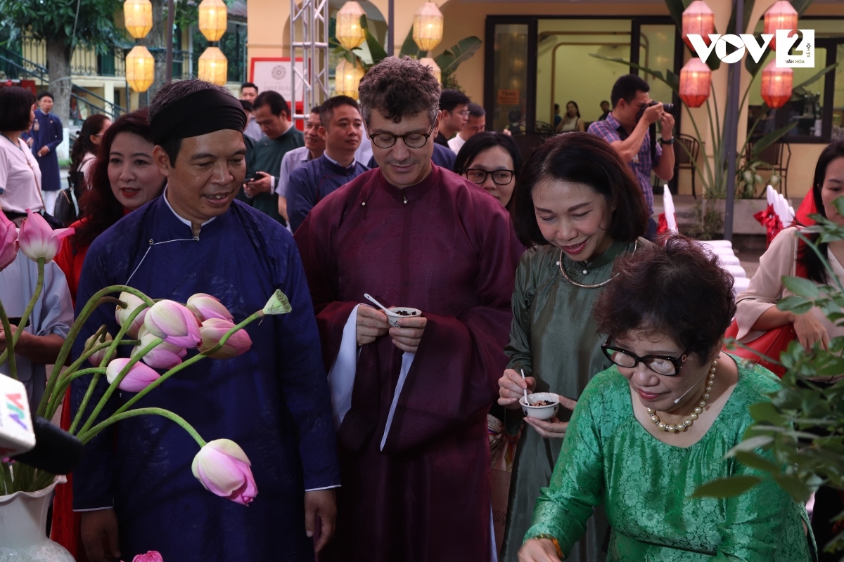 Nghệ nhân ẩm thực Ánh Tuyết (áo xanh, bên phải) giao lưu, giới thiệu với thực khách những món ăn đặc trưng của Tết Đoan Ngọ.