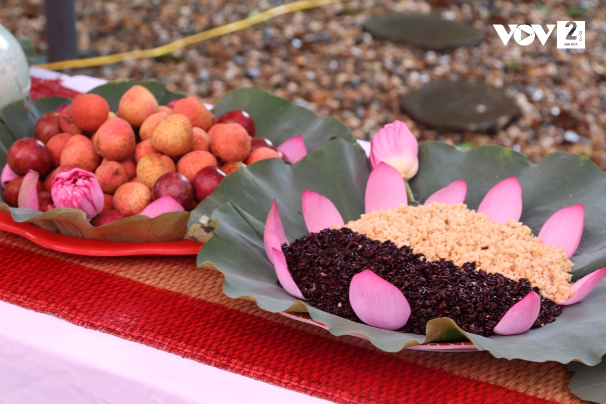 Vải, mận,… là những thức quả đặc trưng của mùa hè, vị chua ngọt dịu, rất thích hợp để "giết sâu bọ".